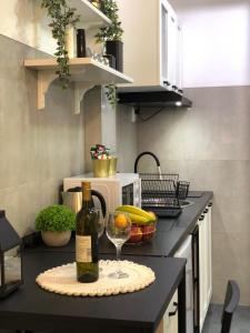 una bottiglia di vino e un bicchiere su un bancone in cucina di Studio apartman DORIS a Slavonski Brod