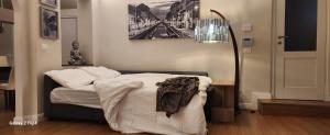Postel nebo postele na pokoji v ubytování appartamento comfort Malpensa check in h 24 posto auto privato