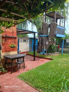 un tavolo da picnic in un cortile con parco giochi di Casa en Pintoresco balneario/Punta Colorada a Punta Colorada