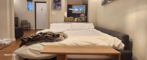 Postel nebo postele na pokoji v ubytování appartamento comfort Malpensa check in h 24 posto auto privato