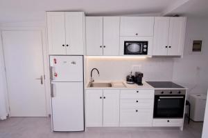 Kuchyň nebo kuchyňský kout v ubytování FOTEINI RESIDENCE
