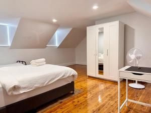 Voodi või voodid majutusasutuse Millers Point Waterview toas