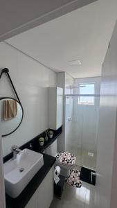 Ванная комната в Lindo Apt para Temporada 50 m da Praia Vista Mar