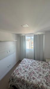 Кровать или кровати в номере Lindo Apt para Temporada 50 m da Praia Vista Mar