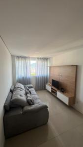 Телевизор и/или развлекательный центр в Lindo Apt para Temporada 50 m da Praia Vista Mar +25 фотографий