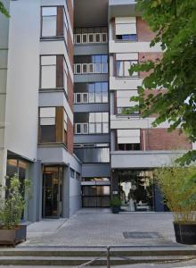 ein großes Wohnhaus mit einem Innenhof davor in der Unterkunft Camere Oberdan in Foligno