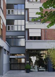 eine Fassade eines Gebäudes mit Leuten im Fenster in der Unterkunft Camere Oberdan in Foligno + 23 Fotos