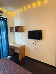 TV a/nebo společenská místnost v ubytování Jharokha- Luxury Apartment