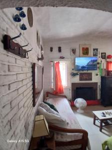 un soggiorno con muro di mattoni e camino di Casa en Pintoresco balneario/Punta Colorada a Punta Colorada