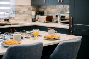 Nhà bếp/bếp nhỏ tại Jollys-Contemporary Beachfront Property, Pet Friendly with optional Hot Tub