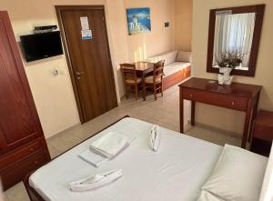 ein Hotelzimmer mit einem Bett und einem Tisch in der Unterkunft VILLA ELENI in Skala Marion