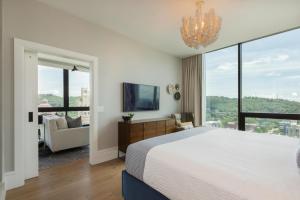 Postel nebo postele na pokoji v ubytování Panoramic Pack Square