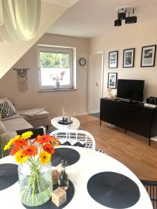 TV a/nebo společenská místnost v ubytování Ferienwohnung Idylle auf Fehmarn II