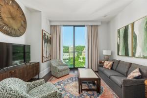 Posezení v ubytování The Views Over Pack Square