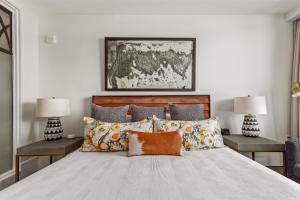 Postel nebo postele na pokoji v ubytování The Views Over Pack Square