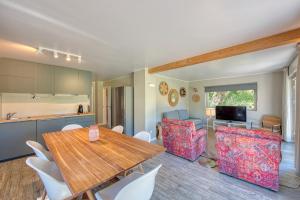 a kitchen and a dining room with a table and chairs at Quinta da Bicuda in Cascais