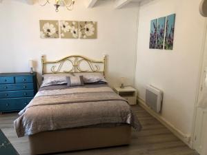 sypialnia z łóżkiem i niebieską komodą w obiekcie Gîte des Lavandes w mieście Oradour-Fanais +37 zdjęć