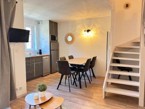 Телевизор и/или развлекательный центр в joli duplex 5pers, parking et balcon +11 фотографий