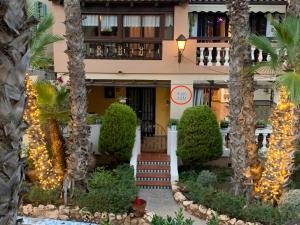 Un edificio con palmeras delante. en The Best House! Large terrace Beach and Bars! Traveller Awards 2024-2025, en Torrevieja