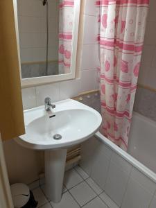 Ένα μπάνιο στο Bel appartement meublé et aménagé