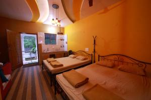Rúm í herbergi á Chithralaya Guest House