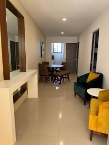 uma sala de estar com mesa e cadeiras em Hotel Faava em Mazatlán