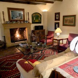un salon avec un canapé et une cheminée dans l'établissement Villa exclusiva con jardín a 80m del centro, à Villa de Leyva