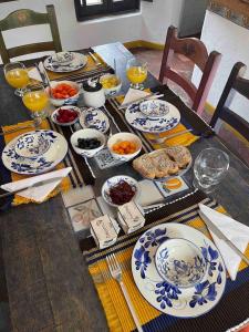 une table avec des assiettes et des bols bleus et blancs de denrées alimentaires dans l'établissement Villa exclusiva con jardín a 80m del centro, à Villa de Leyva 26 autres photos