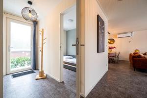 a hallway with a room with a bed and a window at Recreatiepark Maas en Bos in Wellerlooi +62 photos