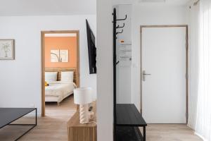 a room with a bed and a table with a lamp at Elégance en Luberon - 4 personnes - Central - Wifi in Apt