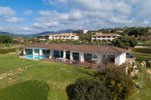 una vista aérea de una casa con patio en Villa HAPPY DAYS, en Pietrosella