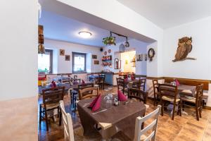 Posezení v ubytování Albergo Alle Alpi + 36 fotografií