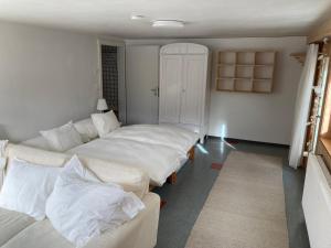 Postel nebo postele na pokoji v ubytování Chalet Wasserfall 3-Zimmerferienwohnung möbliert