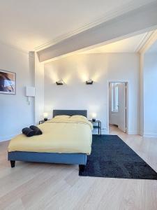 a bedroom with a large bed and a black rug at Cosy Apartment Uccle 3 in Brussels