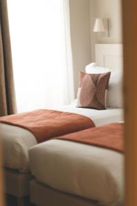 Logis Hôtel et Restaurant La Pension du Moulin客房内的一张或多张床位