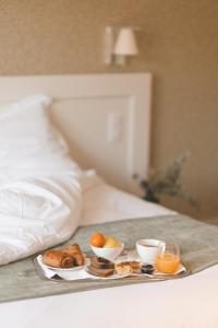 Logis Hôtel et Restaurant La Pension du Moulin客房内的一张或多张床位