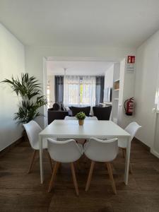 a white table and chairs in a living room at Villa Armonía in Arcos de la Frontera