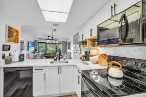 Köök või kööginurk majutusasutuses Designer Furnished and Views