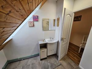 Koupelna v ubytování Pension DonauBlick Grein 2 in Stifterstrasse 19A