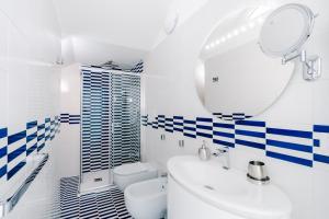 Ένα μπάνιο στο Tra Cielo E Mare - Sea View Apartment - PRIVATE PARKING +19 φωτογραφίες