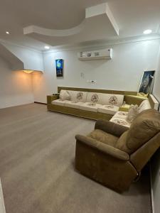 a living room with a couch and a couch and a chair at شقة الضيافة المميزة غرفة وصالة Dhiafa Studio room in Dammam