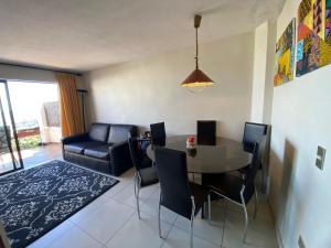 a living room with a dining room table and chairs at Casa Familiar en Jardín del Mar in Viña del Mar