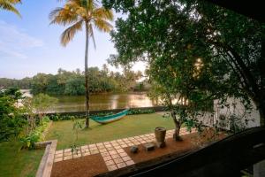 un barco en un río con una palmera en Charlie, en Ambalangoda 4 fotos más