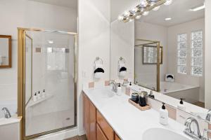 Koupelna v ubytování Brewer Road Private Hot Tub Stunning Red Rock Views Modern Southwestern Charm + 98 fotografií