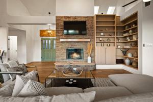 Posezení v ubytování Craigmont Retreat Awe Red Rocks Views Exquisite Decor Above Tlaquepaque