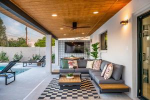 Χώρος καθιστικού στο Beautifully Designed Home w Pool for Families and Groups