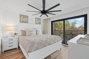 En eller flere senge i et værelse på Spend Your Vacation in Luxury with Pool Views