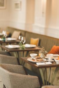 Logis Hôtel et Restaurant La Pension du Moulin的休息区
