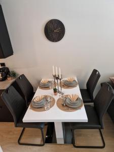 una mesa de comedor con platos y velas. en New&cozy apartment near Vrådal Panorama Ski Resort, Golf and Beach, en Vradal