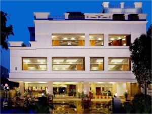 a large white building with a lot of windows at Fortune Murali Park, Vijayawada - Member ITC's Hotel Group in Vijayawāda